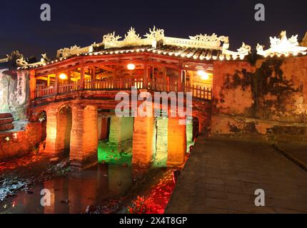 Ponte coperto giapponese di notte - Hoi An Vietnam. Questo ponte è un famoso punto di riferimento nella città vietnamita patrimonio dell'umanità dell'UNESCO. Foto Stock