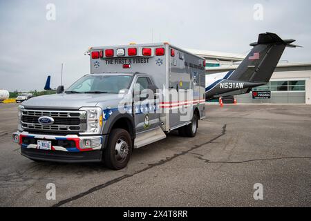 Un paziente in servizio attivo della Marina arriva all'Hampton Roads Executive Airport attraverso il progetto Caladrius prima di essere trasportato via ambulanza alla Marina Foto Stock