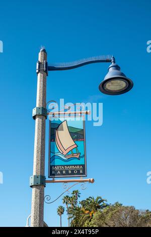 Santa Barbara, Stati Uniti - 23 aprile 2019: Segnaletica per il porto di Santa Barbara presso una lanterna d'epoca. Foto Stock