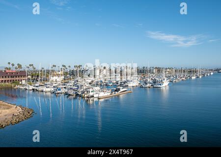 Ventura, USA - 24 aprile 2019: Vista panoramica del porto e delle barche a vela al molo presso il canale artificiale di Ventura, USA. Foto Stock