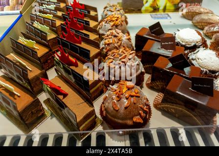 Parigi, Francia, primo piano, panetteria francese, esposizione di torte Chocloate, Jean-Paul Hevin Foto Stock