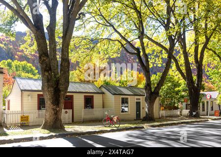 Cottage coloniali in colori autunnali, Buckingham Street, Arrowtown, Otago, South Island, nuova Zelanda Foto Stock