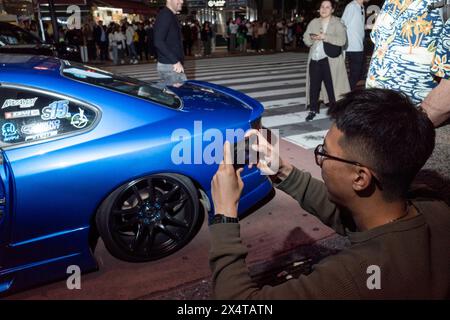 Tokyo, Giappone. 3 maggio 2024. Al Shibuya Scramble i turisti scattano foto di auto modificate in stile Drift di Tokyo mentre il Giappone si occupa del turismo da un debole yen. Si prevede che la Banca del Giappone (BOJ) interverrà in quanto lo Yen giapponese è sceso più velocemente rispetto al dollaro tra tutte le nazioni del G20, mentre l'economia giapponese lotta per affrontare l'aumento dei costi delle importazioni, gli alti tassi di interesse e una popolazione in declino. Affari nell'Asia orientale. (Credit Image: © Taidgh Barron/ZUMA Press Wire) SOLO PER USO EDITORIALE! Non per USO commerciale! Foto Stock