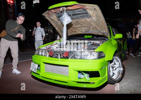 Tokyo, Giappone. 3 maggio 2024. Al Shibuya Scramble i turisti scattano foto di auto modificate in stile Drift di Tokyo mentre il Giappone si occupa del turismo da un debole yen. Si prevede che la Banca del Giappone (BOJ) interverrà in quanto lo Yen giapponese è sceso più velocemente rispetto al dollaro tra tutte le nazioni del G20, mentre l'economia giapponese lotta per affrontare l'aumento dei costi delle importazioni, gli alti tassi di interesse e una popolazione in declino. Affari nell'Asia orientale. (Credit Image: © Taidgh Barron/ZUMA Press Wire) SOLO PER USO EDITORIALE! Non per USO commerciale! Foto Stock