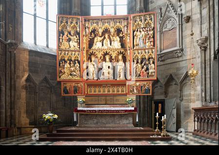 Vienna, Austria, la Cathedra di Santo Stefano. Il gotico "Wiener Neustädter Altar" nella navata settentrionale, un'opera d'arte in legno vecchia di 570 anni Foto Stock