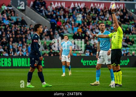 Melbourne, Australia. 5 maggio 2024. Melbourne Victory vs Melbourne City - 2024 Isuzu UTE A-League Men's Finals Series - Elimination Final 1 - AAMI Park. L'attaccante della Melbourne Victory Daniel Arzani (#19) viene mostrato con un cartellino giallo durante la finale 1 di A-League Men's Elimination 2024 tra Melbourne Victory FC e Melbourne City FC. Foto: James Forrester/Alamy Live News Foto Stock