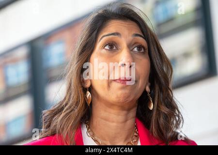 Londra, Inghilterra, Regno Unito. 5 maggio 2024. L'ex segretaria degli interni SUELLA BRAVERMAN è vista fuori dalla BBC mentre appare domenica con Laura Kuenssberg. (Credit Image: © Tayfun Salci/ZUMA Press Wire) SOLO PER USO EDITORIALE! Non per USO commerciale! Foto Stock