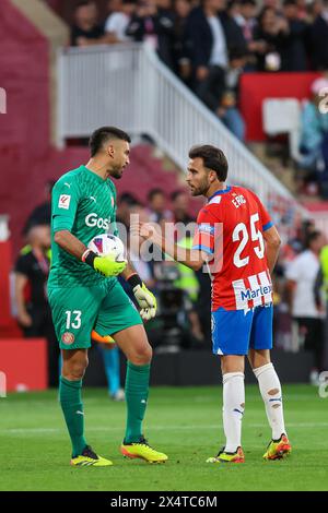 Girona, Spagna. 4 maggio 2024. Portiere Paulo Gazzaniga (13) di Girona visto con Eric Garcia (25) durante la partita di LaLiga tra Girona e FC Barcelona all'Estadi Montilivi di Girona. (Photo Credit: Gonzales Photo/Alamy Live News Foto Stock