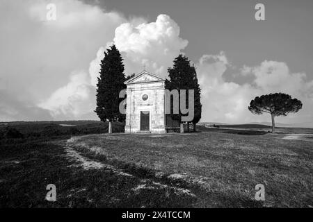 Cappella della Madonna di Vitaleta nelle campagne della provincia di Siena, in un insuale ritratto in bianco e nero. Foto Stock