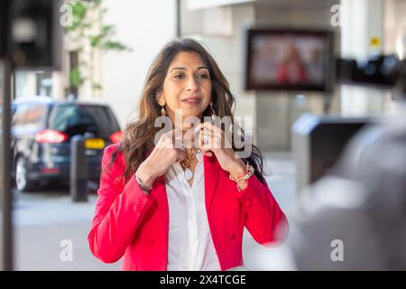 Londra, Inghilterra, Regno Unito. 5 maggio 2024. L'ex segretaria degli interni SUELLA BRAVERMAN è vista fuori dalla BBC mentre appare domenica con Laura Kuenssberg. (Credit Image: © Tayfun Salci/ZUMA Press Wire) SOLO PER USO EDITORIALE! Non per USO commerciale! Foto Stock