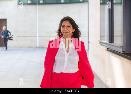 Londra, Inghilterra, Regno Unito. 5 maggio 2024. L'ex segretaria degli interni SUELLA BRAVERMAN è vista fuori dalla BBC mentre appare domenica con Laura Kuenssberg. (Credit Image: © Tayfun Salci/ZUMA Press Wire) SOLO PER USO EDITORIALE! Non per USO commerciale! Foto Stock