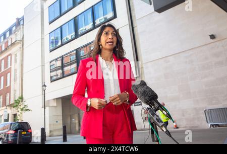 Londra, Inghilterra, Regno Unito. 5 maggio 2024. L'ex segretaria degli interni SUELLA BRAVERMAN è vista fuori dalla BBC mentre appare domenica con Laura Kuenssberg. (Credit Image: © Tayfun Salci/ZUMA Press Wire) SOLO PER USO EDITORIALE! Non per USO commerciale! Foto Stock