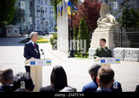 NATO Generalsekretaer Jens Stoltenberg a Kiew Praesident Wolodymyr Selenskyj empfaengt NATO Generalsekretaer Jens STOLTENBERG AM 29.04.2024 a Kiew. Incontro con il Segretario generale della NATO a Kiev. Foto:l'Ufficio Presidenziale dell'Ucraina via SVEN SIMON Fotoagentur Kiew Ucraina *** il Segretario generale della NATO Jens Stoltenberg a Kiev il presidente Volodymyr Zelensky riceve il segretario generale della NATO Jens STOLTENBERG il 29 aprile 2024 a Kiev incontro con il segretario generale della NATO a Kiev foto l'Ufficio Presidenziale Poolfoto SvenSimon-ThePresidentialOfficeUkraine, SOLO USO EDITORIALE Foto Stock