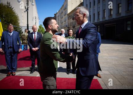 NATO Generalsekretaer Jens Stoltenberg a Kiew Praesident Wolodymyr Selenskyj empfaengt NATO Generalsekretaer Jens STOLTENBERG AM 29.04.2024 a Kiew. Incontro con il Segretario generale della NATO a Kiev. Foto:l'Ufficio Presidenziale dell'Ucraina via SVEN SIMON Fotoagentur Kiew Ucraina *** il Segretario generale della NATO Jens Stoltenberg a Kiev il presidente Volodymyr Zelensky riceve il segretario generale della NATO Jens STOLTENBERG il 29 aprile 2024 a Kiev incontro con il segretario generale della NATO a Kiev foto l'Ufficio Presidenziale Poolfoto SvenSimon-ThePresidentialOfficeUkraine, SOLO USO EDITORIALE Foto Stock