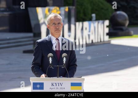 NATO Generalsekretaer Jens Stoltenberg a Kiew Praesident Wolodymyr Selenskyj empfaengt NATO Generalsekretaer Jens STOLTENBERG AM 29.04.2024 a Kiew. Incontro con il Segretario generale della NATO a Kiev. Foto:l'Ufficio Presidenziale dell'Ucraina via SVEN SIMON Fotoagentur Kiew Ucraina *** il Segretario generale della NATO Jens Stoltenberg a Kiev il presidente Volodymyr Zelensky riceve il segretario generale della NATO Jens STOLTENBERG il 29 aprile 2024 a Kiev incontro con il segretario generale della NATO a Kiev foto l'Ufficio Presidenziale Poolfoto SvenSimon-ThePresidentialOfficeUkraine, SOLO USO EDITORIALE Foto Stock