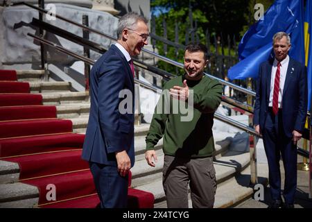 NATO Generalsekretaer Jens Stoltenberg a Kiew Praesident Wolodymyr Selenskyj empfaengt NATO Generalsekretaer Jens STOLTENBERG AM 29.04.2024 a Kiew. Incontro con il Segretario generale della NATO a Kiev. Foto:l'Ufficio Presidenziale dell'Ucraina via SVEN SIMON Fotoagentur Kiew Ucraina *** il Segretario generale della NATO Jens Stoltenberg a Kiev il presidente Volodymyr Zelensky riceve il segretario generale della NATO Jens STOLTENBERG il 29 aprile 2024 a Kiev incontro con il segretario generale della NATO a Kiev foto l'Ufficio Presidenziale Poolfoto SvenSimon-ThePresidentialOfficeUkraine, SOLO USO EDITORIALE Foto Stock