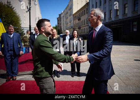 NATO Generalsekretaer Jens Stoltenberg a Kiew Praesident Wolodymyr Selenskyj empfaengt NATO Generalsekretaer Jens STOLTENBERG AM 29.04.2024 a Kiew. Incontro con il Segretario generale della NATO a Kiev. Foto:l'Ufficio Presidenziale dell'Ucraina via SVEN SIMON Fotoagentur Kiew Ucraina *** il Segretario generale della NATO Jens Stoltenberg a Kiev il presidente Volodymyr Zelensky riceve il segretario generale della NATO Jens STOLTENBERG il 29 aprile 2024 a Kiev incontro con il segretario generale della NATO a Kiev foto l'Ufficio Presidenziale Poolfoto SvenSimon-ThePresidentialOfficeUkraine, SOLO USO EDITORIALE Foto Stock