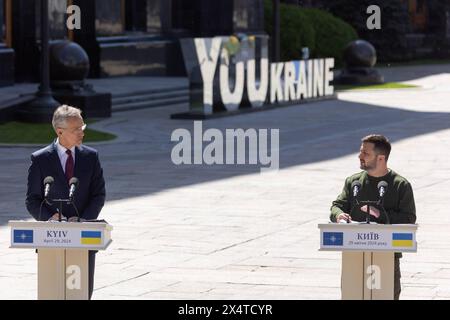 NATO Generalsekretaer Jens Stoltenberg a Kiew Praesident Wolodymyr Selenskyj empfaengt NATO Generalsekretaer Jens STOLTENBERG AM 29.04.2024 a Kiew. Incontro con il Segretario generale della NATO a Kiev. Foto:l'Ufficio Presidenziale dell'Ucraina via SVEN SIMON Fotoagentur Kiew Ucraina *** il Segretario generale della NATO Jens Stoltenberg a Kiev il presidente Volodymyr Zelensky riceve il segretario generale della NATO Jens STOLTENBERG il 29 aprile 2024 a Kiev incontro con il segretario generale della NATO a Kiev foto l'Ufficio Presidenziale Poolfoto SvenSimon-ThePresidentialOfficeUkraine, SOLO USO EDITORIALE Foto Stock