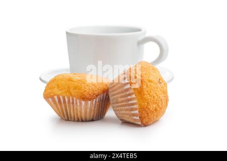 Magdalenas i tipici muffin e tazze da caffè spagnole isolate su sfondo bianco. Foto Stock