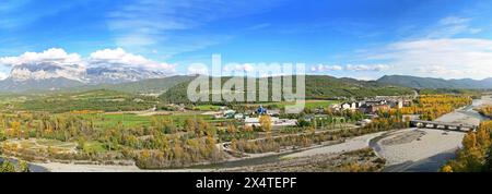 Vista panoramica di Peña Montañesa e del R.. Il fiume Cinca da Ainsa, Aragona Foto Stock