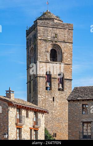 Collegiata di Santa Maria d'Aínsa costruita tra l'XI e il XII secolo Foto Stock