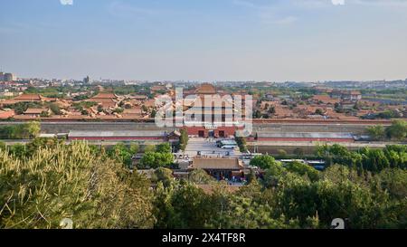 Vista aerea della città Proibita (Museo del Palazzo) e del paesaggio urbano di Pechino dal parco Jingshan di Pechino, Cina, il 20 aprile 2024 Foto Stock