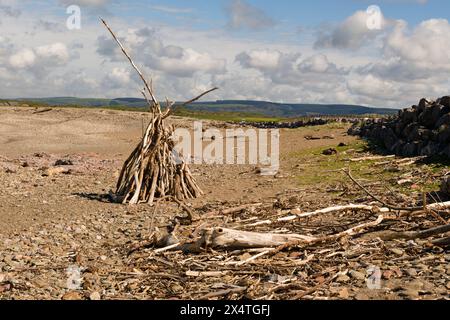 Un nascondiglio fatto da driftwood a Pink Bay, vicino a Porthcawl, Regno Unito Foto Stock