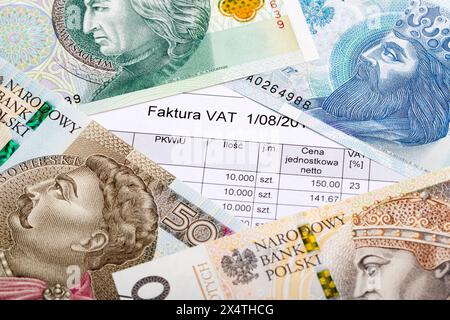 Fattura IVA sullo sfondo del denaro polacco - Zloty Foto Stock