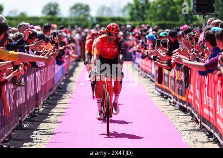 Torino, Italia. 4 maggio 2024. Filippo Ganna dell'Italia e del Team INEOS Granatieri visto prima del 107° giro d'Italia 2024, tappa 1 una tappa di 140 km da Venaria reale a Torino/#UCIWT/il 4 maggio 2024. La 107a edizione del giro d'Italia, per un totale di 3400, 8 km, parte da Veneria reale vicino a Torino il 4 maggio 2024 e terminerà a Roma il 26 maggio 2024 Credit: Independent Photo Agency/Alamy Live News Foto Stock