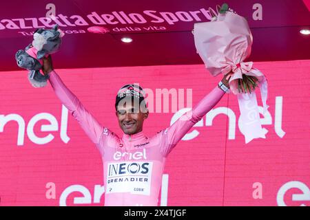 Torino, Italia. 4 maggio 2024. Jhonatan Narvaez dell'Ecuador e del Team INEOS Grenadiers festeggiano sul podio come Pink leader Jersey vincitore durante il 107° giro d'Italia 2024, tappa 1 una tappa di 140 km da Venaria reale a Torino/#UCIWT/il 4 maggio 2024. La 107a edizione del giro d'Italia, per un totale di 3400, 8 km, parte da Veneria reale vicino a Torino il 4 maggio 2024 e terminerà a Roma il 26 maggio 2024 Credit: Independent Photo Agency/Alamy Live News Foto Stock