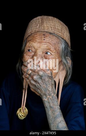 Anziano della tribù Dayak Kenyah (gruppo etnico minoritario), Pampang, Kalimantan orientale (Borneo), Indonesia Foto Stock