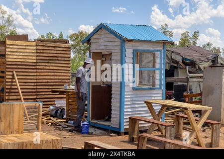 operaio africano che costruisce una casa cubby sul lato della strada, sul lato della strada, imprenditore di piccole imprese Foto Stock