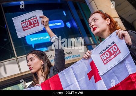 I manifestanti hanno una grande bandiera georgiana e cartelli che dicono "Sì all'Europa! No alla legge russa' durante la dimostrazione. Il 30 aprile 2024, un piccolo gruppo di residenti georgiani di Varsavia protestò contro il nuovo disegno di legge presentato al parlamento georgiano. Il disegno di legge obbligherebbe le organizzazioni non governative e altre organizzazioni non profit a registrarsi come “perseguire gli interessi di una potenza straniera” se ricevessero più del 20% dei finanziamenti da fonti estere. Il disegno di legge è stato denunciato come "la legge russa", in quanto il governo di Vladimir Putin utilizza una legge simile per frenare i media e altre organizzazioni critiche nei confronti della sua organizzazione Foto Stock