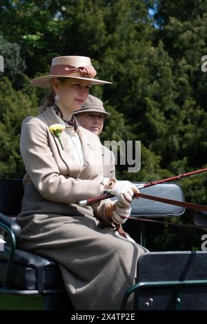 Windsor, Berkshire, Regno Unito. 5 maggio 2024. Lady Louise Mountbatten-Windsor, figlia del duca e della duchessa di Edimburgo, guida la sua carrozza lungo la lunga passeggiata nel Pol Roger Meet della British Driving Society che fa parte del Royal Windsor Horse Show al Castello di Windsor, Berkshire. Crediti: Maureen McLean/Alamy Live News Foto Stock