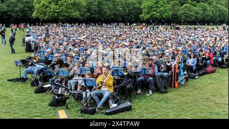 Amburgo, Germania. 5 maggio 2024. Circa 15.000 suonatori di ottoni si esibiscono alla fine del 3° Trombone Day protestante tedesco presso la chiesa di Stadtpark. Credito: Markus Scholz/dpa/Alamy Live News Foto Stock