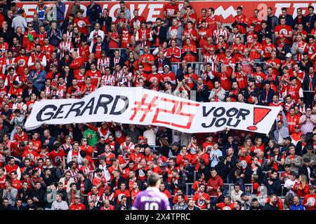 EINDHOVEN, PAESI BASSI - 5 MAGGIO: Fan del PSV con uno striscione con il testo "Gerard #25 voor jou!" Durante l'incontro olandese Eredivisie tra PSV e Sparta Rotterdam al Philips Stadion il 5 maggio 2024 a Eindhoven, Paesi Bassi. (Foto di Broer van den Boom/Orange Pictures) credito: Orange Pics BV/Alamy Live News Foto Stock