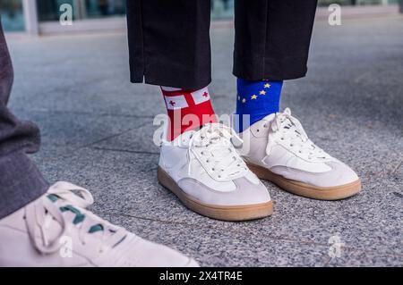 Varsavia, Mazowieckie, Polonia. 30 aprile 2024. Calze di un manifestante che sostiene legami più stretti tra la Georgia e l'Unione europea. Un calzino è la bandiera georgiana, mentre l'altro è la bandiera dell'Unione europea. Il 30 aprile 2024, un piccolo gruppo di residenti georgiani di Varsavia protestò contro il nuovo disegno di legge presentato al parlamento georgiano. Il disegno di legge obbligherebbe le organizzazioni non governative e altre organizzazioni non profit a registrarsi come "perseguire gli interessi di una potenza straniera” se ricevessero più del 20 per cento dei finanziamenti da fonti estere. Il disegno di legge viene denunciato come "la legge russa" come se ne andasse Vladimir Putin Foto Stock