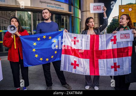 Varsavia, Mazowieckie, Polonia. 30 aprile 2024. Un manifestante parla attraverso un megafono durante la dimostrazione. Il 30 aprile 2024, un piccolo gruppo di residenti georgiani di Varsavia protestò contro il nuovo disegno di legge presentato al parlamento georgiano. Il disegno di legge obbligherebbe le organizzazioni non governative e altre organizzazioni non profit a registrarsi come "perseguire gli interessi di una potenza straniera” se ricevessero più del 20 per cento dei finanziamenti da fonti estere. Il disegno di legge viene denunciato come "la legge russa", in quanto il governo di Vladimir Putin usa una legge simile per frenare i media e altre organizzazioni critiche al suo regime Foto Stock