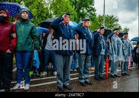 Nijmegen, Paesi Bassi. 4 maggio 2024. I veterani di guerra si vedono prendere due minuti di silenzio durante la cerimonia. In questo giorno, l'intero paese commemora civili e soldati durante la seconda guerra mondiale e altri conflitti. A Nimega, una processione silenziosa ha preso le strade fino al "Keizer Traianusplein", dove si ergono due monumenti in ricordo delle vittime della seconda guerra mondiale. La cerimonia ufficiale è iniziata con due minuti di silenzio, e sono state posate delle corone. Credito: SOPA Images Limited/Alamy Live News Foto Stock