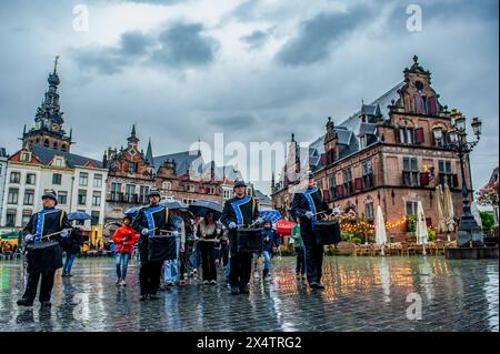 Nijmegen, Paesi Bassi. 4 maggio 2024. Le persone si vedono camminare in una processione silenziosa. In questo giorno, l'intero paese commemora civili e soldati durante la seconda guerra mondiale e altri conflitti. A Nimega, una processione silenziosa ha preso le strade fino al "Keizer Traianusplein", dove si ergono due monumenti in ricordo delle vittime della seconda guerra mondiale. La cerimonia ufficiale è iniziata con due minuti di silenzio, e sono state posate delle corone. (Foto di Ana Fernandez/SOPA Images/Sipa USA) credito: SIPA USA/Alamy Live News Foto Stock