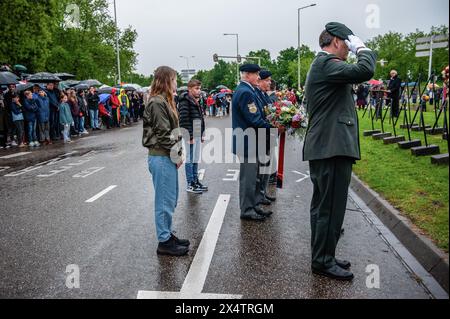 Nijmegen, Paesi Bassi. 4 maggio 2024. I militari sono visti pagare rispetto al monumento di guerra. In questo giorno, l'intero paese commemora civili e soldati durante la seconda guerra mondiale e altri conflitti. A Nimega, una processione silenziosa ha preso le strade fino al "Keizer Traianusplein", dove si ergono due monumenti in ricordo delle vittime della seconda guerra mondiale. La cerimonia ufficiale è iniziata con due minuti di silenzio, e sono state posate delle corone. (Foto di Ana Fernandez/SOPA Images/Sipa USA) credito: SIPA USA/Alamy Live News Foto Stock