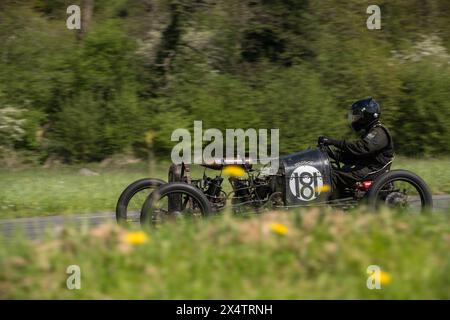 V.S.C.C. Curborough Speed Trials, Curborough Sprint Course, Netherstowe Ln, Lichfield, Staffordshire, Inghilterra, Regno Unito. 5 maggio 2024. I membri del Vintage Sports Car Club (V.S.C.C.) che partecipano al primo round del campionato di prove di velocità del Curborough Sprint. Questo evento di un giorno con oltre 100 auto in azione, prodotte già negli anni '10 e fino alla fine degli anni '30 per vetture sportive e berlina e spaziano dalle Austin 7, Frazer Nash, Riley alle Bentley da 4,5 litri, ecc. Crediti: Alan Keith Beastall/Alamy Live News Foto Stock