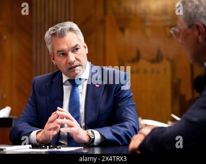 Im Bild: Bundeskanzler Karl Nehammer (ÖVP) in seinem Büro im Bundeskanzleramt a Vienna, Österreich. 03.05.2024 // foto: Il Cancelliere federale Karl Nehammer (OEVP) nel suo ufficio presso la Cancelleria federale austriaca a Vienna. 3 maggio 2024 - 20240503 PD20948 credito: APA-PictureDesk/Alamy Live News Foto Stock