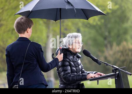 Lohheide, Germania. 5 maggio 2024. Janine Marx-Moyse (r), sopravvissuta dalla Francia e rappresentante dell’Amicale des Anciens Déportés de Bergen-Belsen nel comitato consultivo della Fondazione per i memoriali della bassa Sassonia, tiene un discorso durante un evento commemorativo in occasione del 79° anniversario della liberazione dell'ex campo di concentramento di Bergen-Belsen sul terreno del Memoriale di Bergen-Belsen. Nell'aprile 1945, le truppe britanniche liberarono il campo di concentramento di Bergen-Belsen, dove morirono oltre 52.000 persone. Credito: Michael Matthey/dpa/Alamy Live News Foto Stock