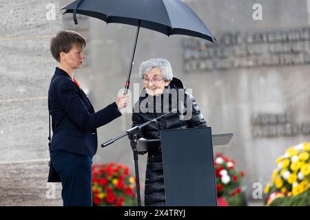 Lohheide, Germania. 5 maggio 2024. Janine Marx-Moyse (r), sopravvissuta dalla Francia e rappresentante dell’Amicale des Anciens Déportés de Bergen-Belsen nel comitato consultivo della Fondazione per i memoriali della bassa Sassonia, tiene un discorso durante un evento commemorativo in occasione del 79° anniversario della liberazione dell'ex campo di concentramento di Bergen-Belsen sul terreno del Memoriale di Bergen-Belsen. Nell'aprile 1945, le truppe britanniche liberarono il campo di concentramento di Bergen-Belsen, dove morirono oltre 52.000 persone. Credito: Michael Matthey/dpa/Alamy Live News Foto Stock