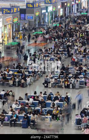Pechino, Cina. 5 maggio 2024. I passeggeri saranno visti nella sala d'attesa della stazione ferroviaria di Shanghai Hongqiao, nella zona orientale di Shanghai, il 5 maggio 2024. La Cina ha assistito a un aumento dei viaggi passeggeri l'ultimo giorno delle cinque giorni di vacanza del giorno di maggio. Crediti: Wang Xiang/Xinhua/Alamy Live News Foto Stock