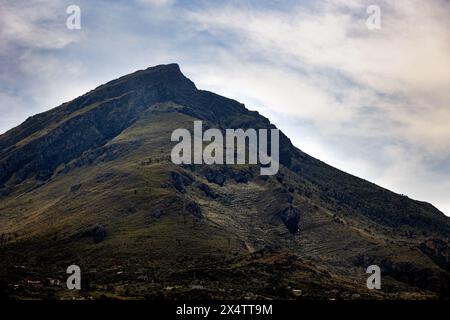 Montagna rocciosa in Sicilia, Italia, aprile 2024 Foto Stock