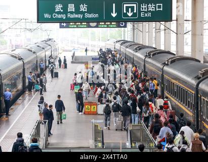 Pechino, la provincia cinese di Hubei. 5 maggio 2024. I passeggeri salgono a bordo di un treno alla stazione ferroviaria di Wuchang a Wuhan, nella provincia cinese di Hubei, il 5 maggio 2024. La Cina ha assistito a un aumento dei viaggi passeggeri l'ultimo giorno delle cinque giorni di vacanza del giorno di maggio. Crediti: Zhao Jun/Xinhua/Alamy Live News Foto Stock