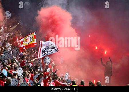 EINDHOVEN - i tifosi del PSV celebrano il 25° campionato durante la partita olandese Eredivisie tra il PSV Eindhoven e lo Sparta Rotterdam allo stadio Phillips il 5 maggio 2024 a Eindhoven, Paesi Bassi. ANP OLAF KRAAK Foto Stock