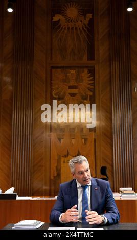 Im Bild: Bundeskanzler Karl Nehammer (ÖVP) in seinem Büro im Bundeskanzleramt a Vienna, Österreich. 03.05.2024 // foto: Il Cancelliere federale Karl Nehammer (OEVP) nel suo ufficio presso la Cancelleria federale austriaca a Vienna. 3 maggio 2024 - 20240503 PD20962 credito: APA-PictureDesk/Alamy Live News Foto Stock